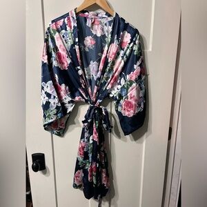Lilac & London size XL/XXL Floral Satin Kimono Robe